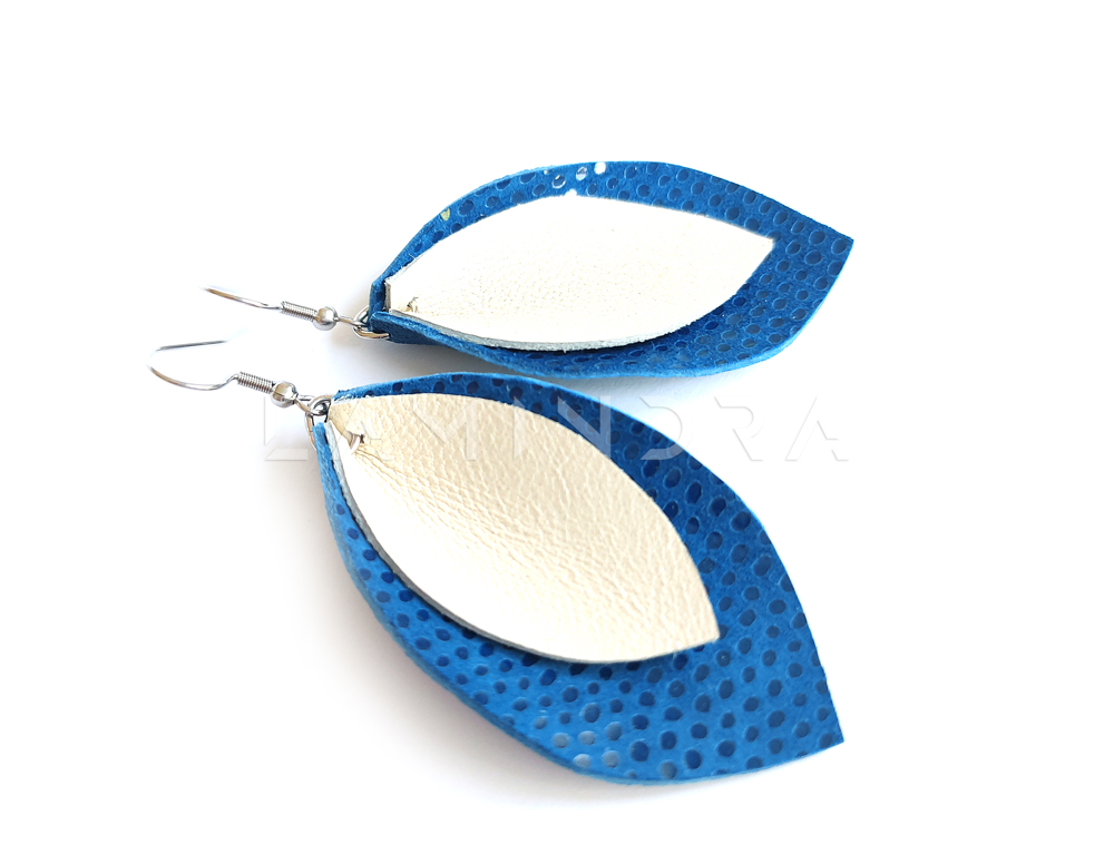 Fülbevalók, kézműves ékszerek: FU001, Kék és ekrü színű valódi bőr fülbevaló